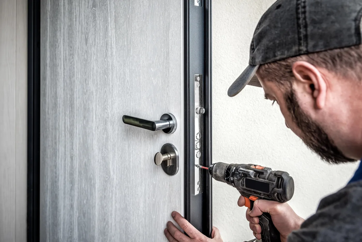 Pose d'un bloc-porte blindé sur une porte palière d'immeuble bourgeois du 16e
